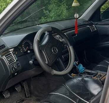 Сірий Мерседес Е-Клас, об'ємом двигуна 2.8 л та пробігом 520 тис. км за 2600 $, фото 5 на Automoto.ua