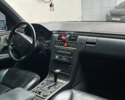 Серый Мерседес Е-Класс, объемом двигателя 3.2 л и пробегом 380 тыс. км за 2750 $, фото 16 на Automoto.ua