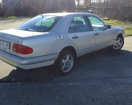 Серый Мерседес Е-Класс, объемом двигателя 2.2 л и пробегом 300 тыс. км за 2200 $, фото 4 на Automoto.ua