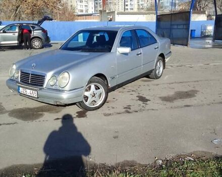 Серый Мерседес Е-Класс, объемом двигателя 2.2 л и пробегом 300 тыс. км за 2200 $, фото 5 на Automoto.ua