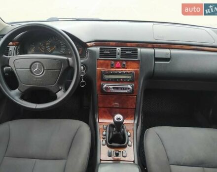 Серый Мерседес Е-Класс, объемом двигателя 2.5 л и пробегом 411 тыс. км за 4200 $, фото 2 на Automoto.ua