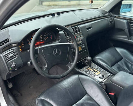Серый Мерседес Е-Класс, объемом двигателя 3.2 л и пробегом 580 тыс. км за 3900 $, фото 6 на Automoto.ua