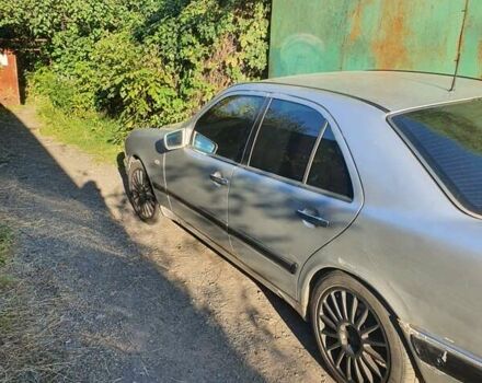 Сірий Мерседес Е-Клас, об'ємом двигуна 2 л та пробігом 500 тис. км за 2500 $, фото 2 на Automoto.ua