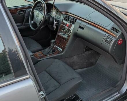 Серый Мерседес Е-Класс, объемом двигателя 2.8 л и пробегом 456 тыс. км за 2799 $, фото 11 на Automoto.ua