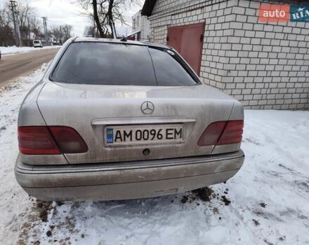 Серый Мерседес Е-Класс, объемом двигателя 2.4 л и пробегом 400 тыс. км за 2950 $, фото 4 на Automoto.ua