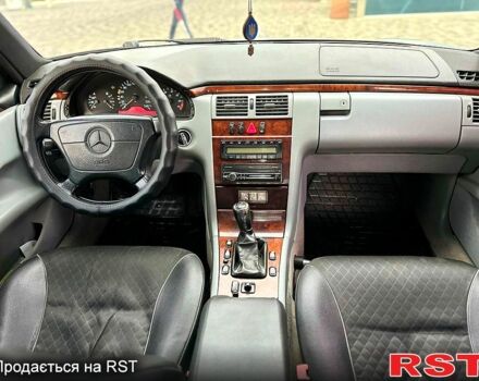 Серый Мерседес Е-Класс, объемом двигателя 3.2 л и пробегом 0 тыс. км за 2700 $, фото 4 на Automoto.ua