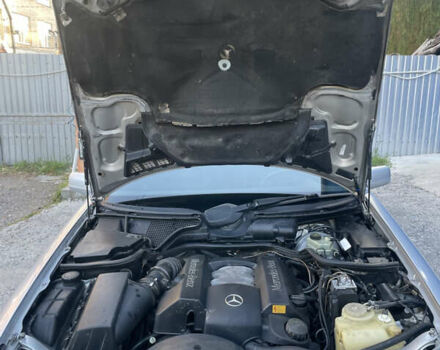 Серый Мерседес Е-Класс, объемом двигателя 3.2 л и пробегом 375 тыс. км за 2700 $, фото 1 на Automoto.ua