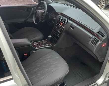 Мерседес Е-Класс 1998 в Киеве на Automoto.ua Серый Мерседес Е-Класс, объемом двигателя 3 л и пробегом 227 тыс. км за 4900 $, фото 3 на Automoto.ua