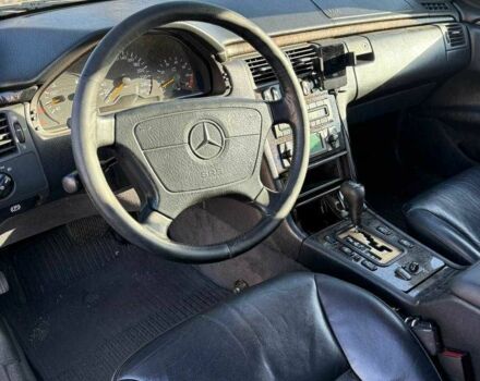 Серый Мерседес Е-Класс, объемом двигателя 3.2 л и пробегом 580 тыс. км за 2000 $, фото 4 на Automoto.ua