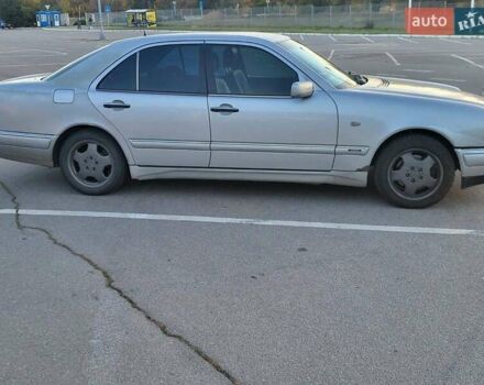 Сірий Мерседес Е-Клас, об'ємом двигуна 2 л та пробігом 30 тис. км за 3800 $, фото 4 на Automoto.ua