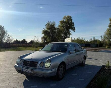 Серый Мерседес Е-Класс, объемом двигателя 3.2 л и пробегом 580 тыс. км за 2000 $, фото 1 на Automoto.ua