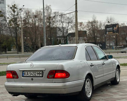 Серый Мерседес Е-Класс, объемом двигателя 3.2 л и пробегом 580 тыс. км за 3900 $, фото 5 на Automoto.ua