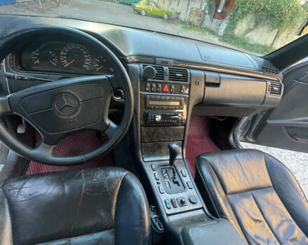 Серый Мерседес Е-Класс, объемом двигателя 3.2 л и пробегом 375 тыс. км за 2700 $, фото 12 на Automoto.ua