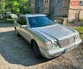 Сірий Мерседес Е-Клас, об'ємом двигуна 2 л та пробігом 365 тис. км за 4500 $, фото 1 на Automoto.ua