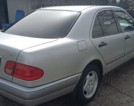 Серый Мерседес Е-Класс, объемом двигателя 2.2 л и пробегом 262 тыс. км за 5000 $, фото 3 на Automoto.ua