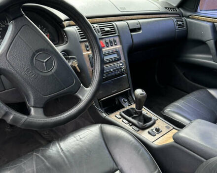 Сірий Мерседес Е-Клас, об'ємом двигуна 2.8 л та пробігом 350 тис. км за 2700 $, фото 5 на Automoto.ua