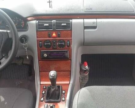 Серый Мерседес Е-Класс, объемом двигателя 2.2 л и пробегом 262 тыс. км за 5000 $, фото 11 на Automoto.ua