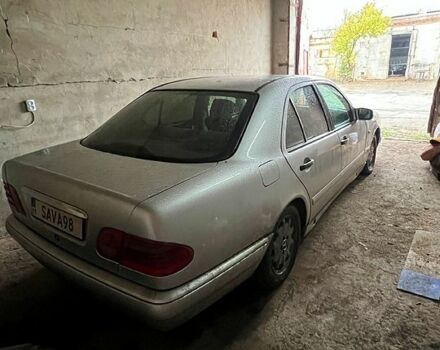 Серый Мерседес Е-Класс, объемом двигателя 2.2 л и пробегом 400 тыс. км за 3600 $, фото 5 на Automoto.ua