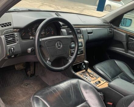 Сірий Мерседес Е-Клас, об'ємом двигуна 2.8 л та пробігом 250 тис. км за 2700 $, фото 7 на Automoto.ua