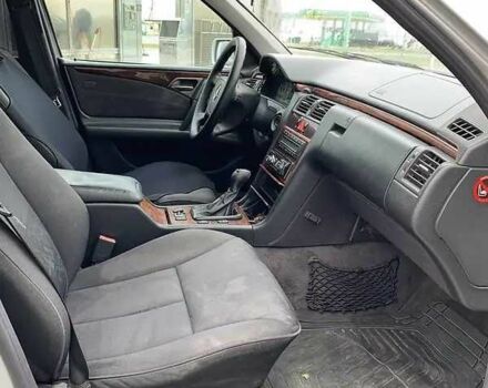 Серый Мерседес Е-Класс, объемом двигателя 2 л и пробегом 500 тыс. км за 3000 $, фото 4 на Automoto.ua