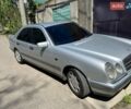 Серый Мерседес Е-Класс, объемом двигателя 2 л и пробегом 230 тыс. км за 4000 $, фото 1 на Automoto.ua