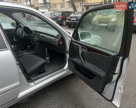 Серый Мерседес Е-Класс, объемом двигателя 2.7 л и пробегом 299 тыс. км за 5200 $, фото 7 на Automoto.ua