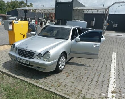 Серый Мерседес Е-Класс, объемом двигателя 2.1 л и пробегом 305 тыс. км за 7647 $, фото 1 на Automoto.ua