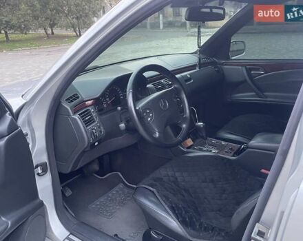 Мерседес Е-Клас 1999 у Белгород-Днестровском на Automoto.ua Сірий Мерседес Е-Клас, об'ємом двигуна 2.1 л та пробігом 450 тис. км за 5100 $, фото 4 на Automoto.ua