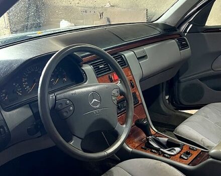 Серый Мерседес Е-Класс, объемом двигателя 2.2 л и пробегом 400 тыс. км за 3600 $, фото 1 на Automoto.ua