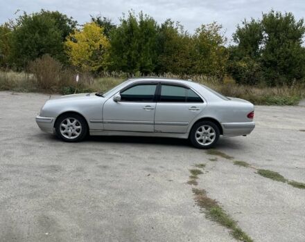 Серый Мерседес Е-Класс, объемом двигателя 2.8 л и пробегом 325 тыс. км за 4000 $, фото 2 на Automoto.ua