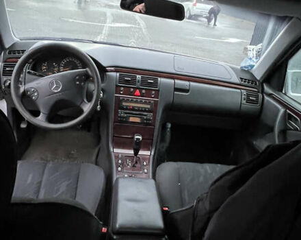 Серый Мерседес Е-Класс, объемом двигателя 2.7 л и пробегом 299 тыс. км за 5200 $, фото 5 на Automoto.ua