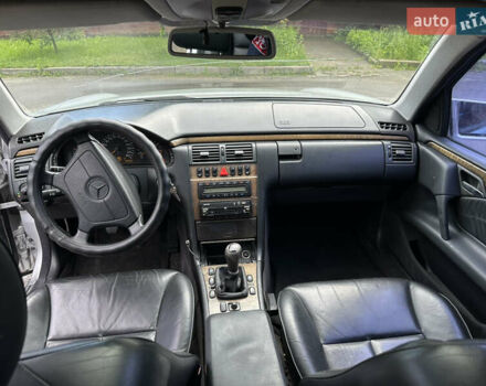 Сірий Мерседес Е-Клас, об'ємом двигуна 2.8 л та пробігом 350 тис. км за 2700 $, фото 8 на Automoto.ua