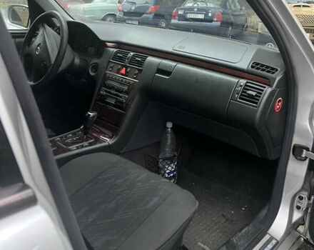 Серый Мерседес Е-Класс, объемом двигателя 2.7 л и пробегом 299 тыс. км за 5200 $, фото 8 на Automoto.ua