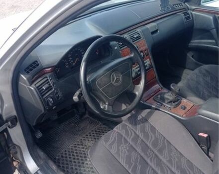 Серый Мерседес Е-Класс, объемом двигателя 2.9 л и пробегом 320 тыс. км за 2625 $, фото 7 на Automoto.ua