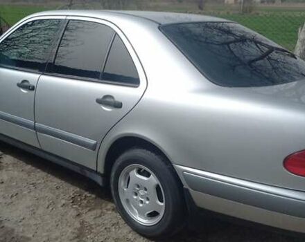 Серый Мерседес Е-Класс, объемом двигателя 2.2 л и пробегом 262 тыс. км за 5000 $, фото 2 на Automoto.ua