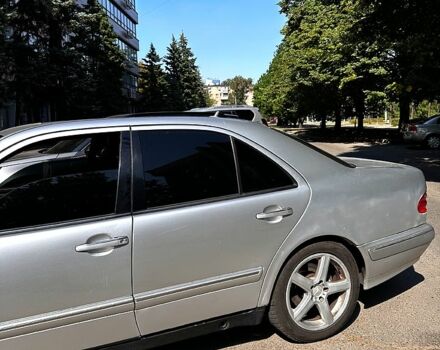 Серый Мерседес Е-Класс, объемом двигателя 2.8 л и пробегом 340 тыс. км за 5000 $, фото 1 на Automoto.ua