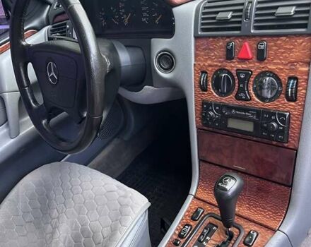 Мерседес Е-Класс 1999 в Киеве на Automoto.ua Серый Мерседес Е-Класс, объемом двигателя 2.15 л и пробегом 403 тыс. км за 4600 $, фото 2 на Automoto.ua