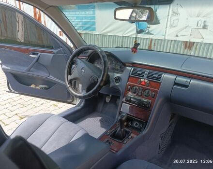 Серый Мерседес Е-Класс, объемом двигателя 2.1 л и пробегом 305 тыс. км за 7647 $, фото 2 на Automoto.ua