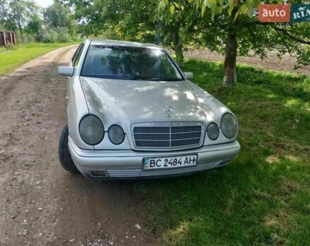 Серый Мерседес Е-Класс, объемом двигателя 2 л и пробегом 500 тыс. км за 3000 $, фото 1 на Automoto.ua