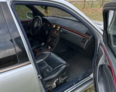 Мерседес Е-Класс 1999 в Ужгороде на Automoto.ua Серый Мерседес Е-Класс, объемом двигателя 2 л и пробегом 307 тыс. км за 2100 $, фото 5 на Automoto.ua