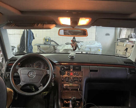 Серый Мерседес Е-Класс, объемом двигателя 2.2 л и пробегом 698 тыс. км за 4800 $, фото 6 на Automoto.ua