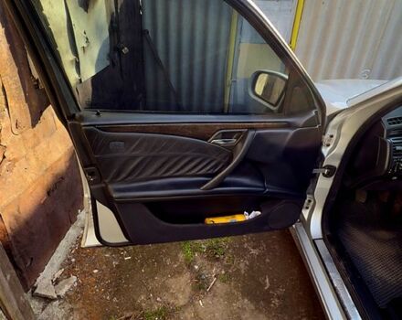 Серый Мерседес Е-Класс, объемом двигателя 2.4 л и пробегом 178 тыс. км за 3500 $, фото 1 на Automoto.ua