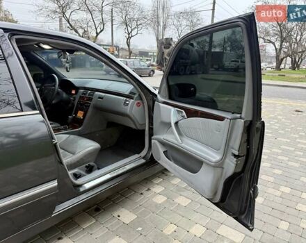 Сірий Мерседес Е-Клас, об'ємом двигуна 2.2 л та пробігом 340 тис. км за 3850 $, фото 42 на Automoto.ua