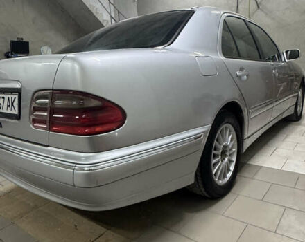 Сірий Мерседес Е-Клас, об'ємом двигуна 2.2 л та пробігом 320 тис. км за 4400 $, фото 4 на Automoto.ua