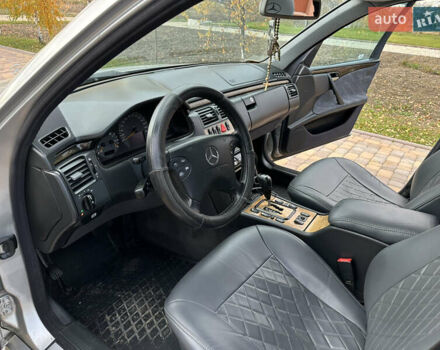 Мерседес Е-Клас 2000 у Сторожинце на Automoto.ua Сірий Мерседес Е-Клас, об'ємом двигуна 2.7 л та пробігом 346 тис. км за 5200 $, фото 27 на Automoto.ua