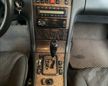 Серый Мерседес Е-Класс, объемом двигателя 2.2 л и пробегом 407 тыс. км за 4750 $, фото 25 на Automoto.ua