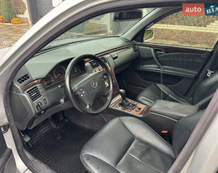Серый Мерседес Е-Класс, объемом двигателя 2.4 л и пробегом 530 тыс. км за 3500 $, фото 7 на Automoto.ua