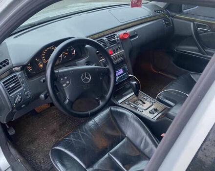 Серый Мерседес Е-Класс, объемом двигателя 3.2 л и пробегом 318 тыс. км за 4000 $, фото 5 на Automoto.ua