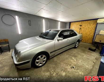 Серый Мерседес Е-Класс, объемом двигателя 2.2 л и пробегом 550 тыс. км за 4500 $, фото 1 на Automoto.ua