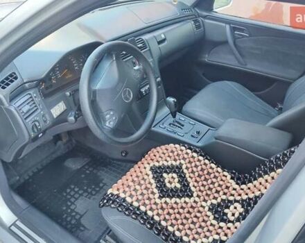 Сірий Мерседес Е-Клас, об'ємом двигуна 2 л та пробігом 389 тис. км за 4000 $, фото 23 на Automoto.ua